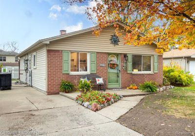 3 BEDROOMS, NEWER WALLSIDE WINDOWS | Image 3