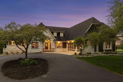 345 Lindsay Rd, Hudson, WI, 54016-8068 | Card Image