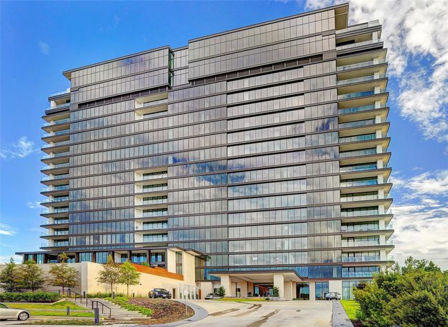 The River Oaks is a luxury full service building offering concierge and valet services. Additional amenities: dog park and dog grooming spa, massage rooms, a conference center and two guest suites. Located in the heart of the city at the edge of the River Oaks area, residents are walkable to the next door farmer's market, schools, restaurants, parks, and retail. | Image 34