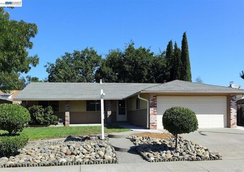 225 Riverdale Ave, Vacaville, CA, 95687-6420 | Card Image