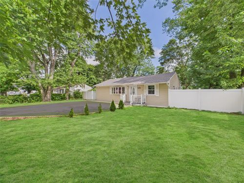 142 Suffolk Ave, Brentwood, NY, 11717-4202 | Card Image