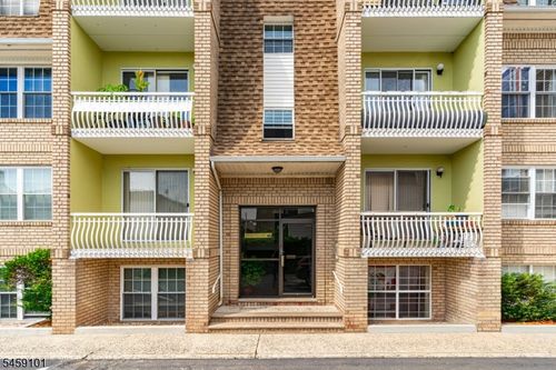 5d-272 Walnut St, Newark, NJ, 07105-1722 | Card Image