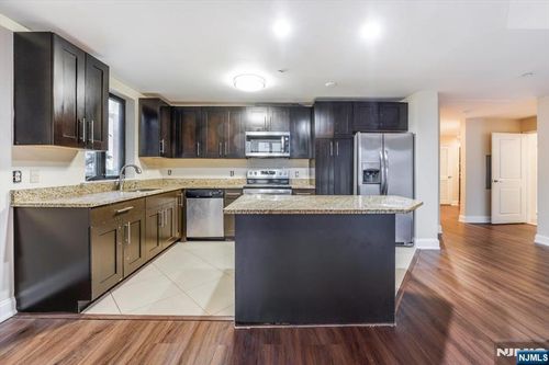 29 1st St, Hackensack, NJ, 07601-2068 | Card Image