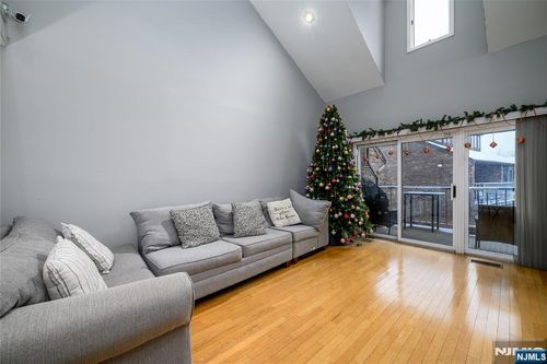 900 Valley Rd, Clifton, NJ, 07013-4042 | Card Image