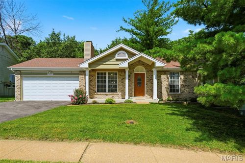 16129 Castlerea Blvd, Ellisville, MO, 63021-4512 | Card Image