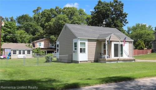 4685 Downing Dr, Pinckney, MI, 48169-9367 | Card Image