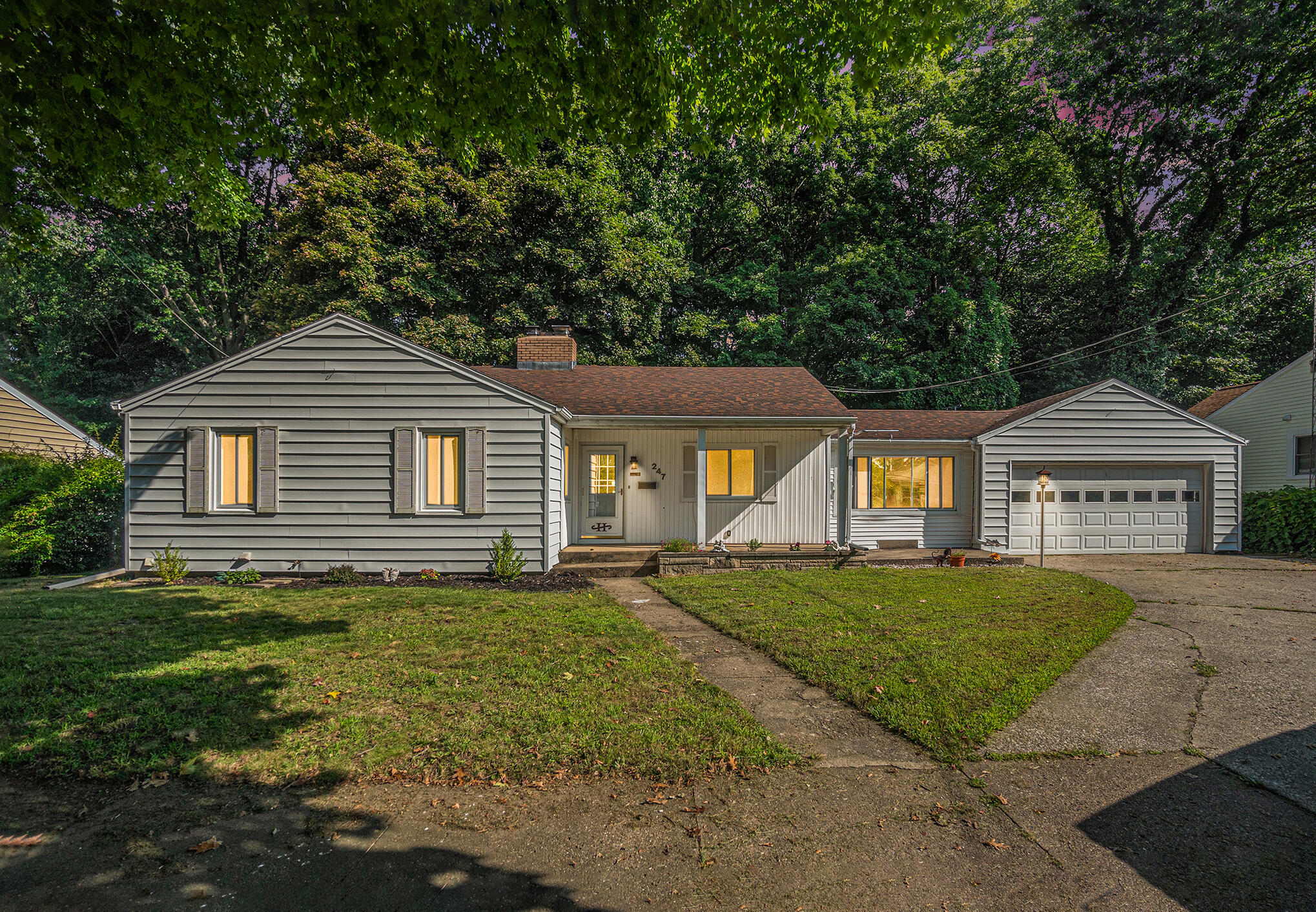 Itzen Ct, South Haven, MI 49090