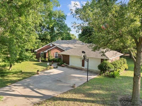 145 Cross Creek Cir, Ardmore, OK, 73401-7725 | Card Image