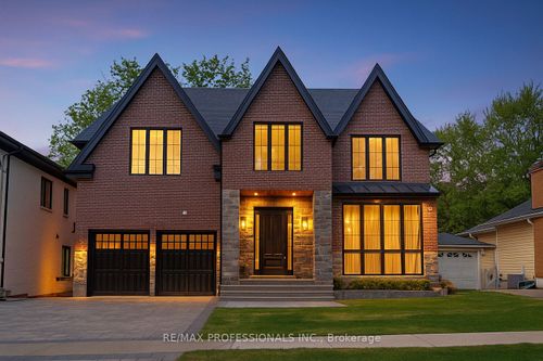 152 Wells St, Aurora, ON, L4G1T7 | Card Image