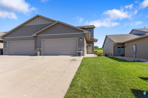 7416 E 45th St Street, Sioux Falls, SD, 57110 | Card Image