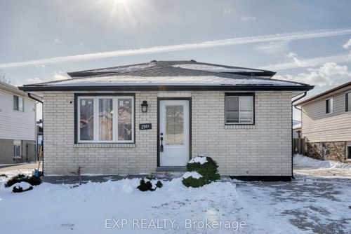 2901 Robillard Cres, Windsor, ON, N8W5L2 | Card Image