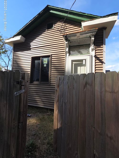 2537 Crop St, Louisville, KY, 40212-1521 | Card Image