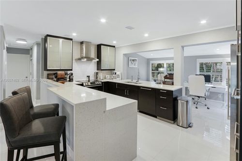 424 Ne 27th Dr, Wilton Manors, FL, 33334-2028 | Card Image