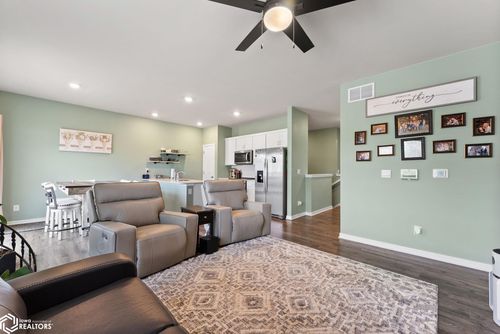 3230 Scanlon Farms Rd, Coralville, IA, 52241-3044 | Card Image