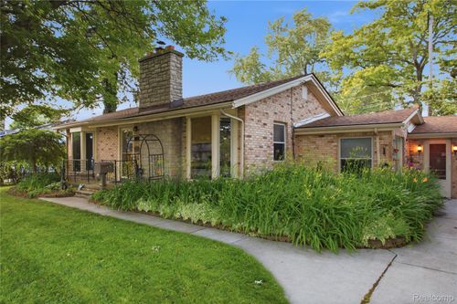 21211 Ardmore Park Dr, Saint Clair Shores, MI, 48081-1862 | Card Image
