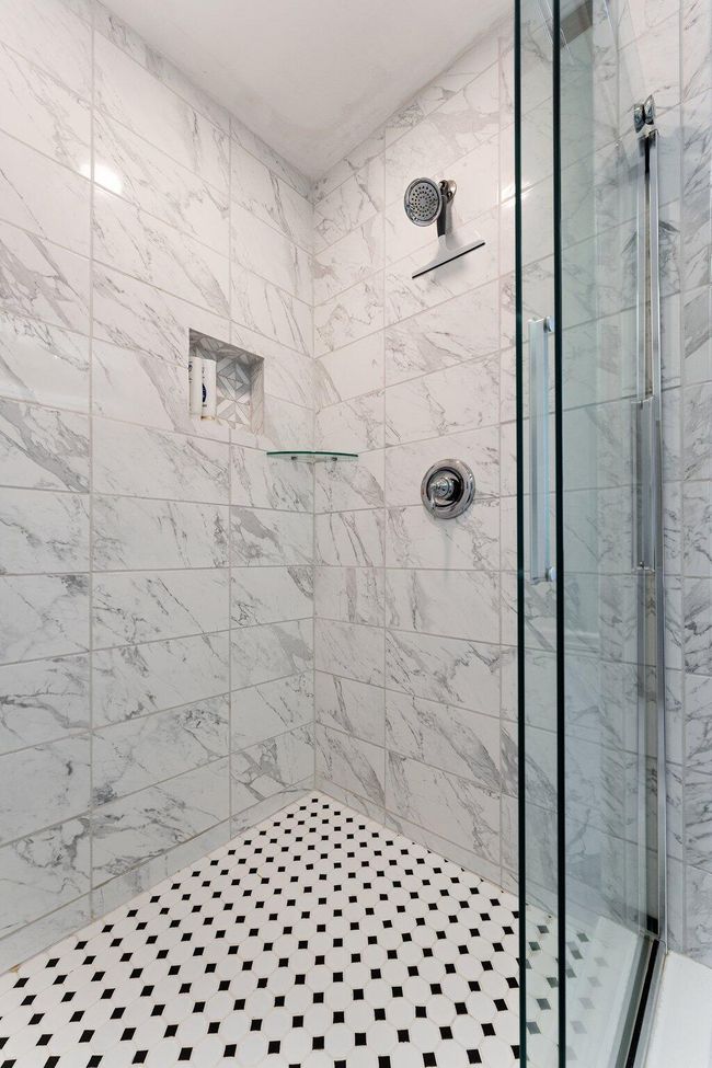 Upstairs primary shower | Image 31