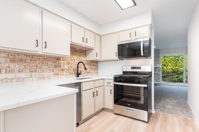 334 Ashland Ave, Townhouse with 2 bedrooms, 3 bathrooms and 2 parking in Highwood IL | Image 6