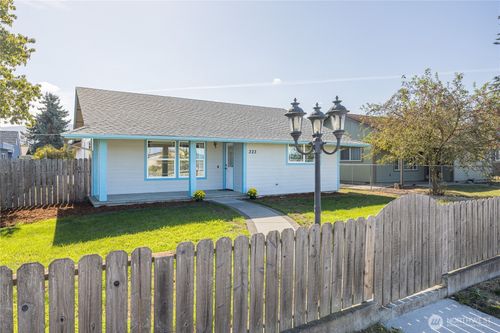 323 W Fir St, Sequim, WA, 98382-3325 | Card Image