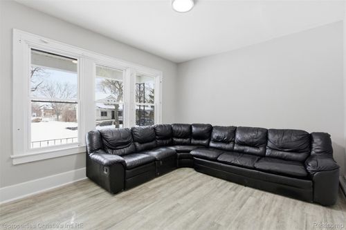 4691 Newport St, Detroit, MI, 48215-2138 | Card Image