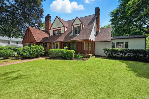 11 Robinhood Rd, White Plains, NY, 10605-3540 | Card Image