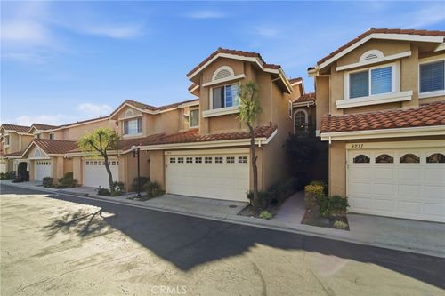 4933 Santo Dr, Oak Park, CA, 91377-5577 | Card Image