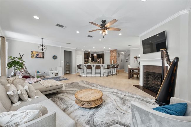 The abundant natural light and soothing neutral color palette creates a relaxed and comfortable environment. | Image 10