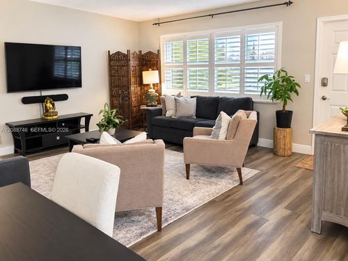 105-2424 Ne 9th St, Fort Lauderdale, FL, 33304-3501 | Card Image