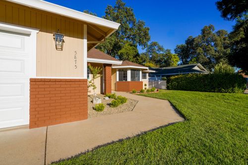 5875 Farm House Ln, Redding, CA, 96001-4658 | Card Image
