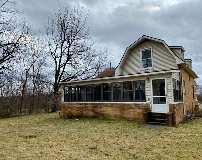 Exterior front view with enclosed porch | Image 27