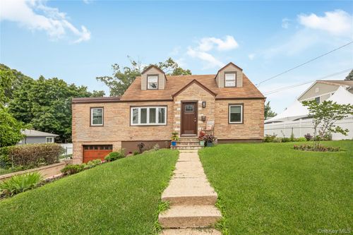 285 Starke Ave, East Meadow, NY, 11554-2852 | Card Image