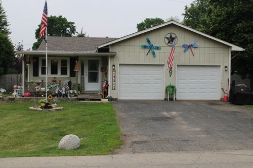 907 N Eddy St, Sandwich, IL, 60548-1318 | Card Image