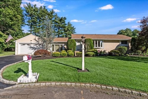8 Alyson Dr, Fairfield, NJ, 07004-1504 | Card Image