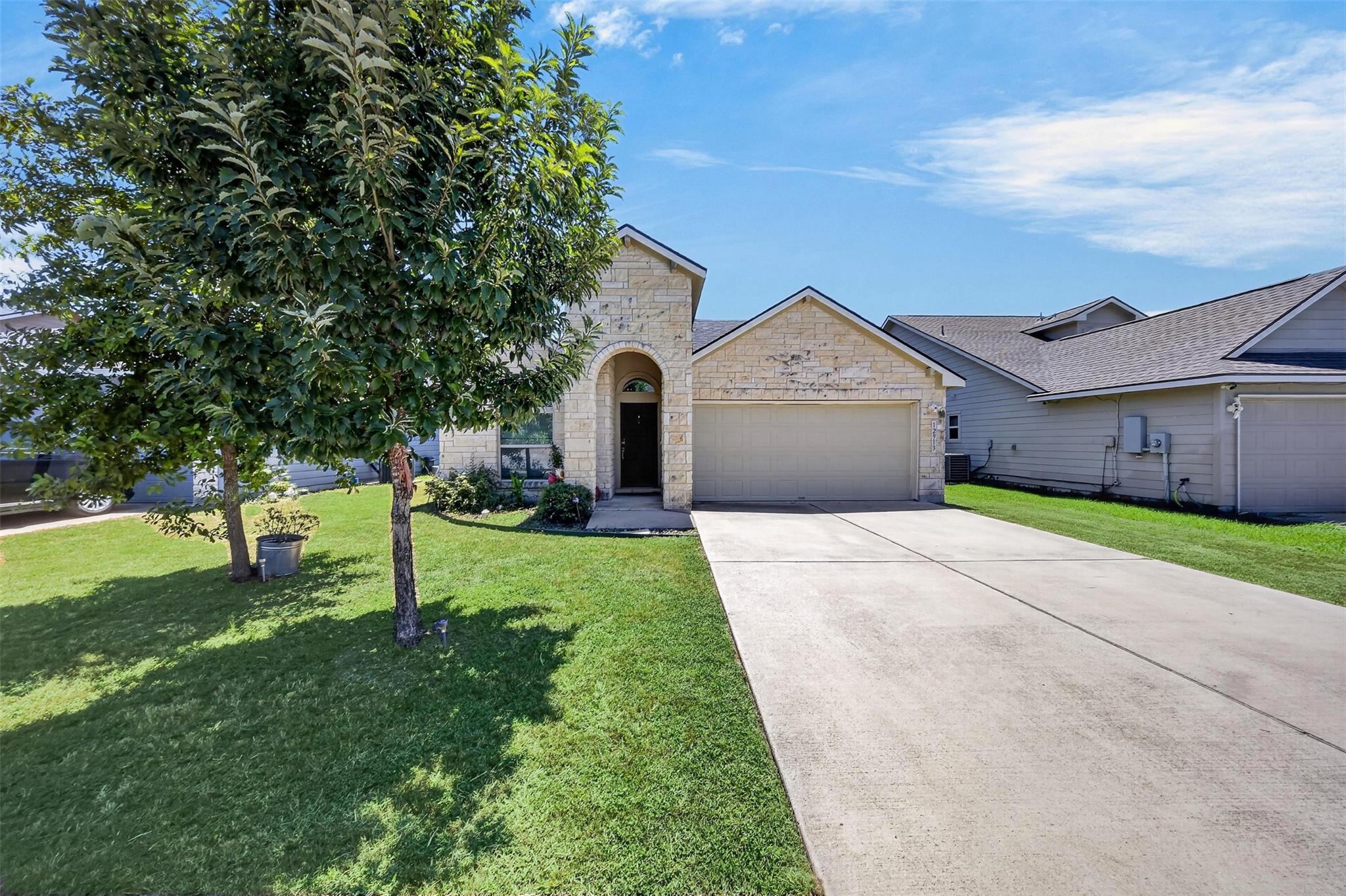 Residential Lease in Manor 3