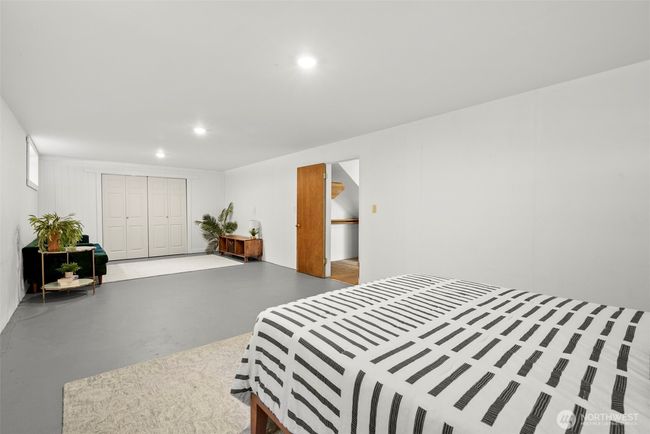 This huge bedroom will be perfect when you have guests! | Image 17