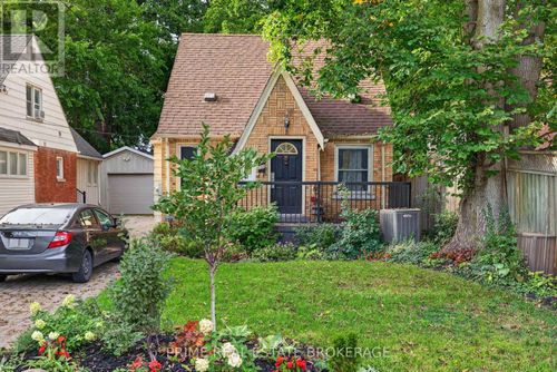 586 Cheapside St, London, ON, N5Y3X8 | Card Image