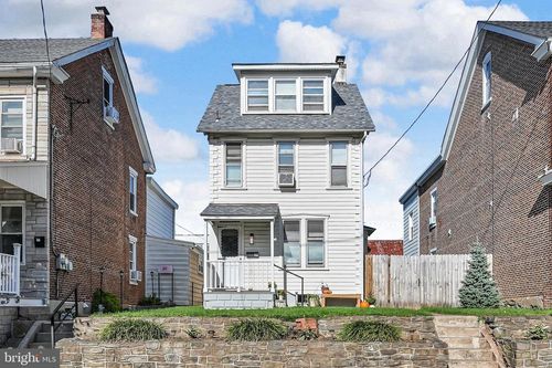 39 E 4th St, POTTSTOWN, PA, 19464-5215 | Card Image