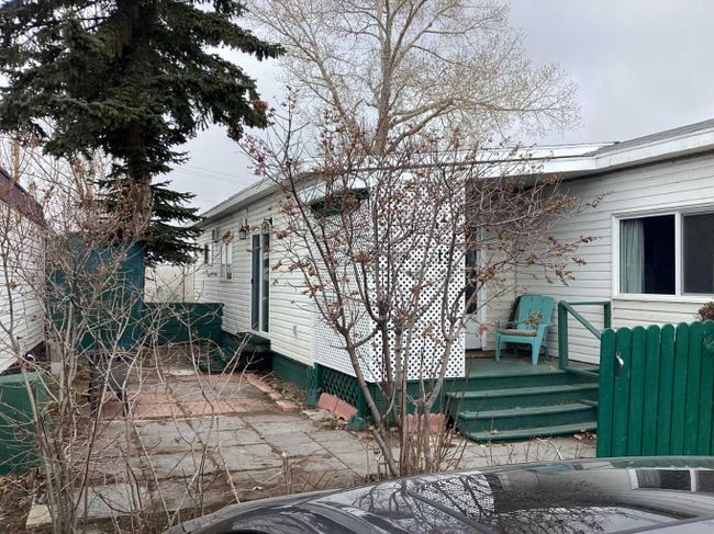 19 - 134 Village Way, Home with 3 bedrooms, 1 bathrooms and 2 parking in Strathmore AB | Image 2