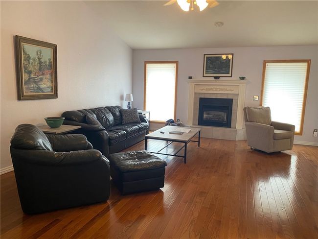 living room | Image 5