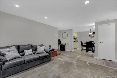 431 Clubhouse Ct, Coram, NY, 11727-3692 | Card Image