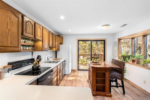 8 Hill Dr, Riverhead, NY, 11901-1045 | Card Image