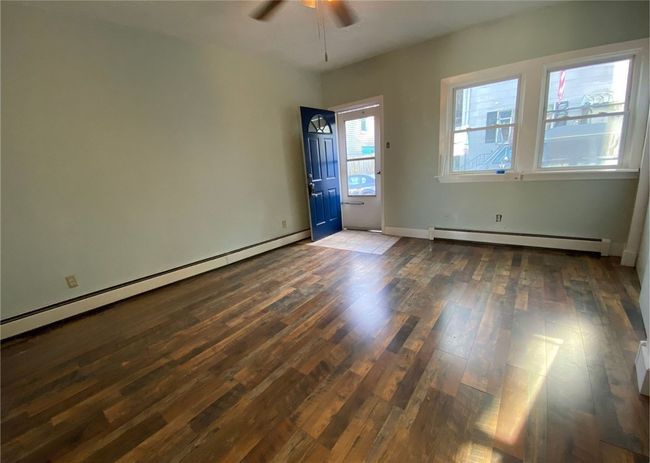 Lots of light coming through the front windows | Image 4