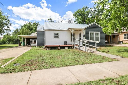 605 W Walnut St, Coleman, TX, 76834-3929 | Card Image