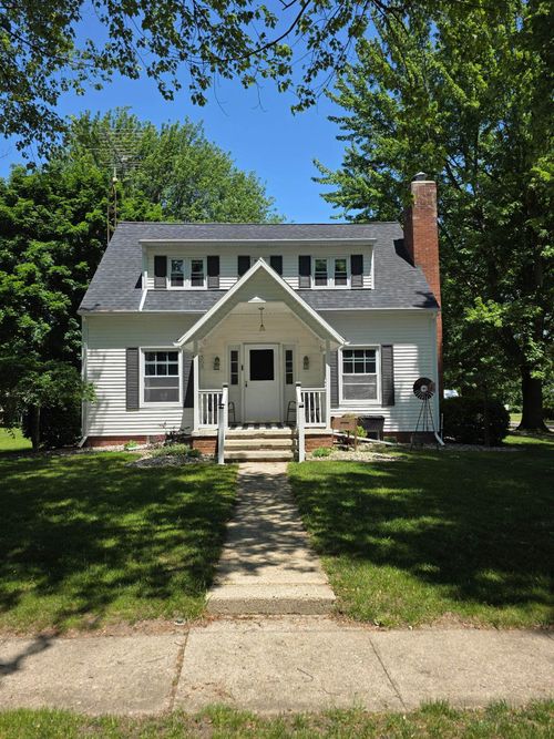 300 Brady St, Chesaning, MI, 48616-1106 | Card Image