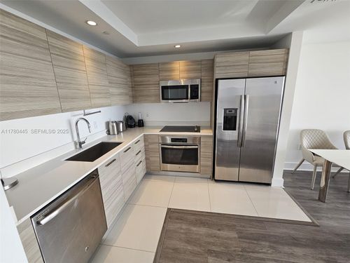2511-121 Ne 34th St, Miami, FL, 33137-3852 | Card Image