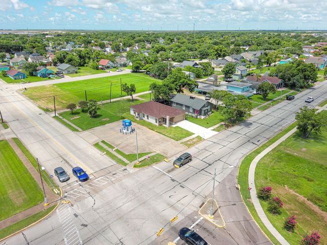 1107 W 2 Nd St, House other with 3 bedrooms, 2 bathrooms and 2 parking in Freeport TX | Image 12
