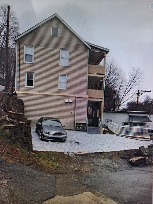 105 Camptown Ave, Derby, CT, 06418-1652 | Card Image