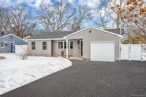 33 Loughlin Dr, Shirley, NY, 11967-3334 | Card Image