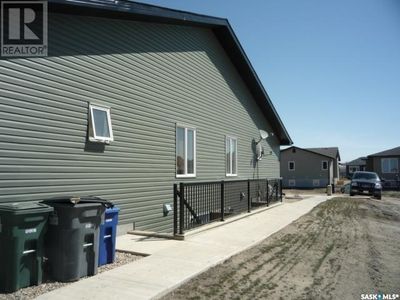 110 Carlyle Ave, Townhouse with 4 bedrooms, 2 bathrooms and null parking in Carlyle SK | Image 3