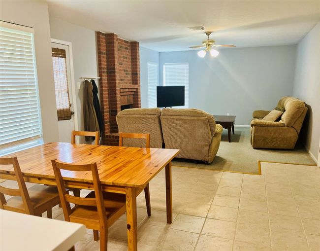 BREAKFAST AND LIVING ROOM | Image 20