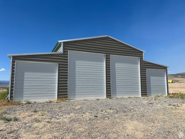 Detached garage with a mountain view | Image 14